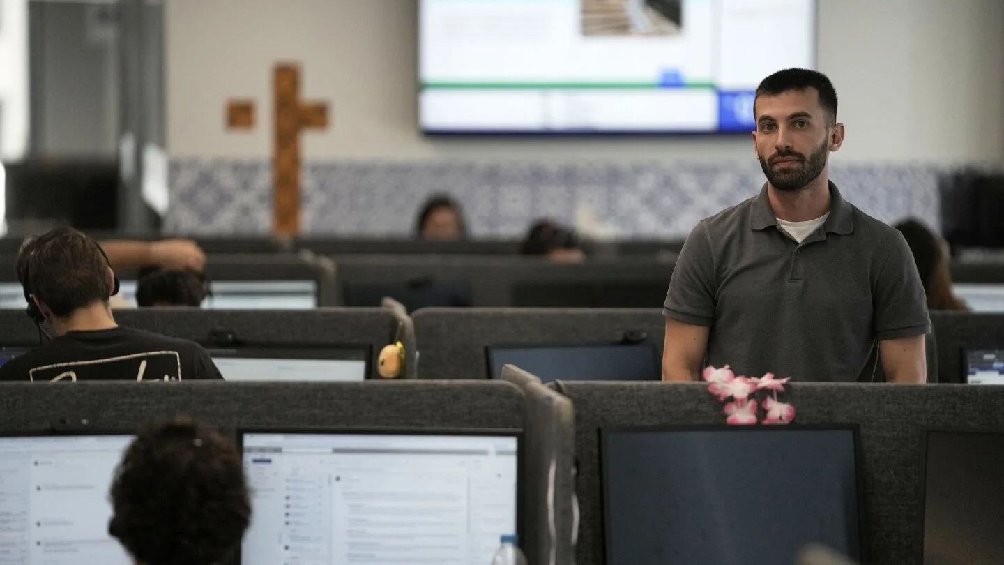 The Evolution of Customer Service: How AI Is Transforming the Call Center Experience
